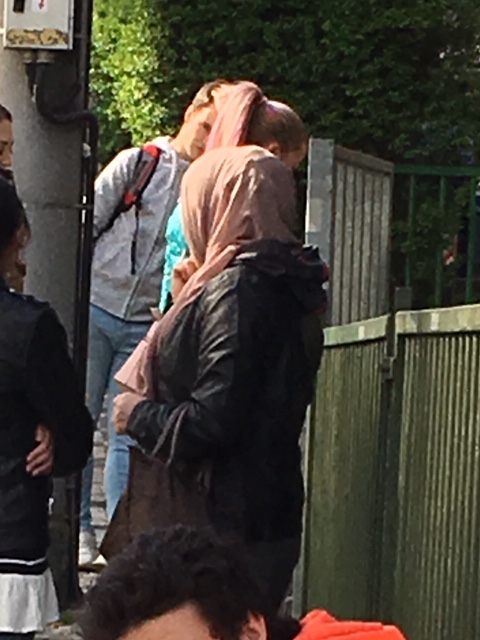 Muslimská rodinka čekající na autobus na Praze 3 Flora